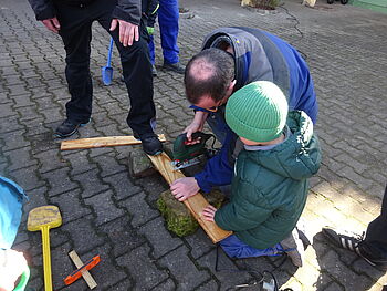 Das Material wird zurechtgesägt