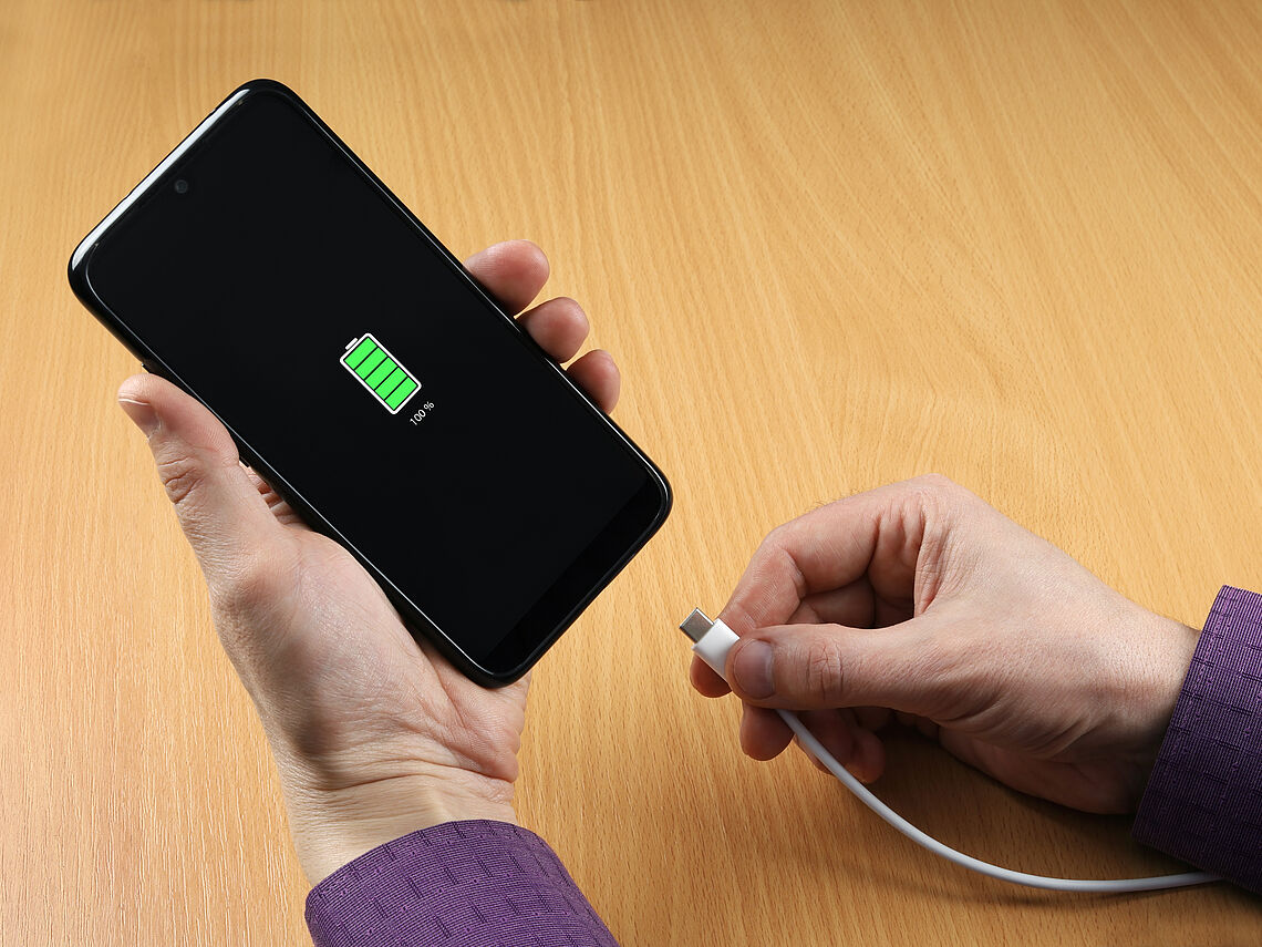 Das Handy ein Mal auf zu laden benötigt ca 60 Wh und kostet bei einem Strompreis von ca 40ct je kWh nur 2,4  ct. Jeden Tag ein Mal das Handy laden benötigt 21,9 kWh und wenn in einem Haushalt 4 Personen leben, die  jeweils ein Handy haben, das sie täglich laden sind wir schon bei 88 kWh oder 35 Euro im Jahr. Energiespar-Tipp:  Ladegerät nur in die Steckdose, wenn es auch das Handy lädt! Denn Ladegeräte brauchen auch Strom wenn sie  nutzlos in der Steckdose hängen. Muss ja nicht sein!