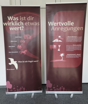 Ausstellungs-Roll-Ups mit Überschriften