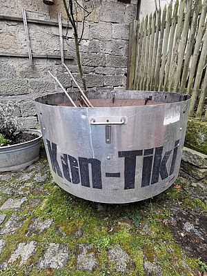 Silberfarbener Kon-Tiki-Stahlkessel